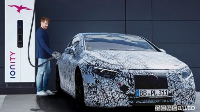 Mercedes-Benz EQS, l'elettrica di lusso con ricarica automatica