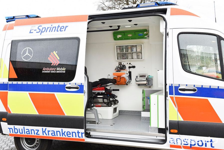 Porta laterale scorrevole ambulanza elettrica Mercedes eSprinter
