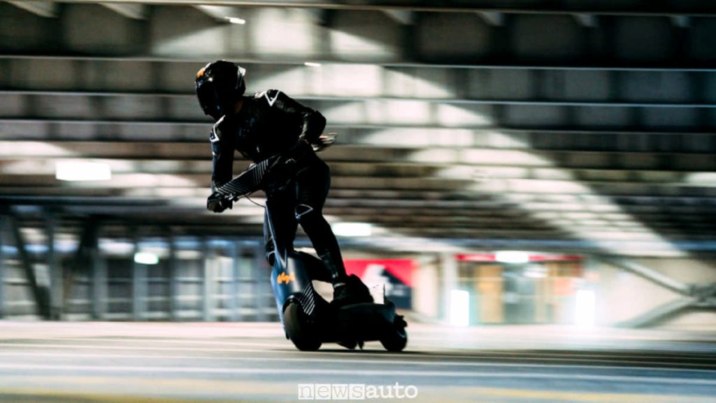 Monopattino elettrico da corsa che fa 100 km/h