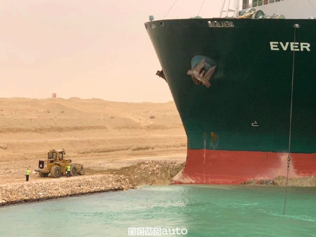 Mezzi di soccorso, una ruspa al lavoro per liberare la nava cargo Ever Given dell'Evergreen