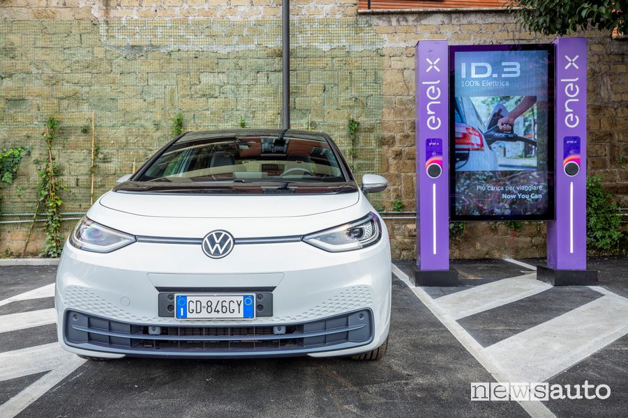 Nuova Volkswagen ID.3 nello store Enel X di Corso Francia a Roma