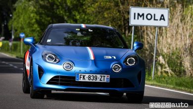 Vista anteriore Alpine A110 Trackside su strada ad Imola