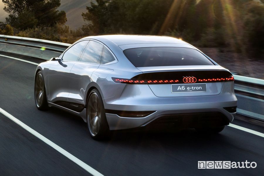 Vista posteriore Audi A6 e-tron concept in movimento