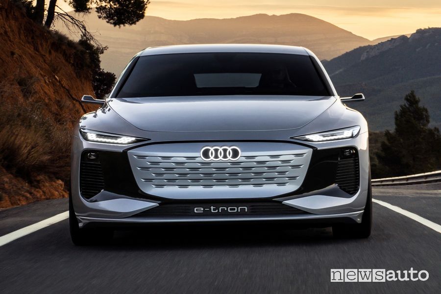Frontale Audi A6 e-tron concept in movimento