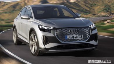 Vista di profilo Audi Q4 Sportback 50 e-tron quattro su strada