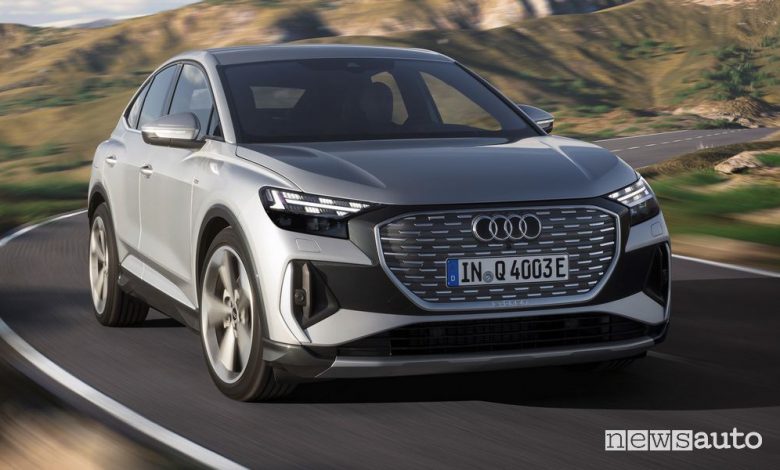 Vista di profilo Audi Q4 Sportback 50 e-tron quattro su strada
