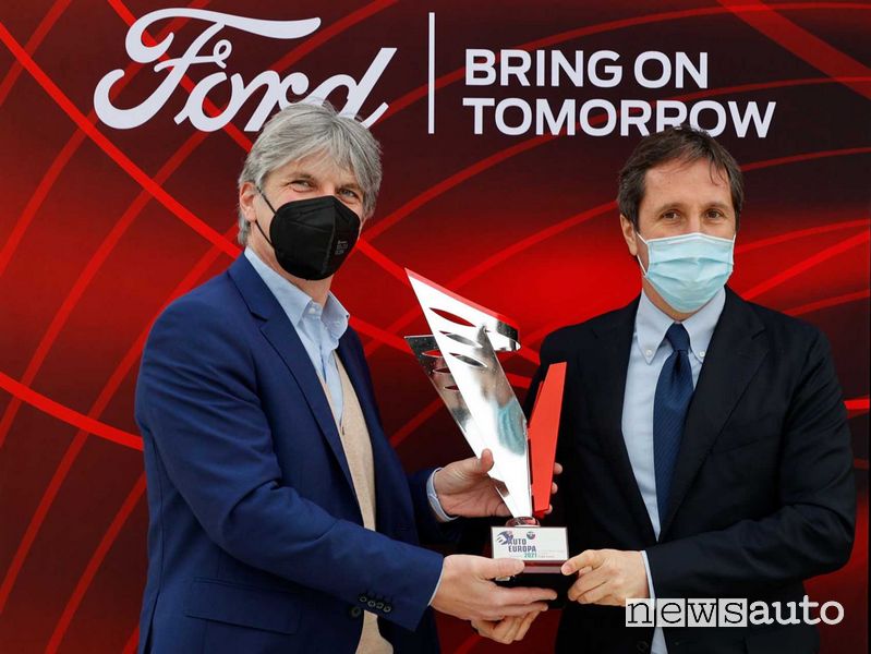 Gaetano Cesarano consegna il primo Auto Europa UIGA a Francesco Faltoni