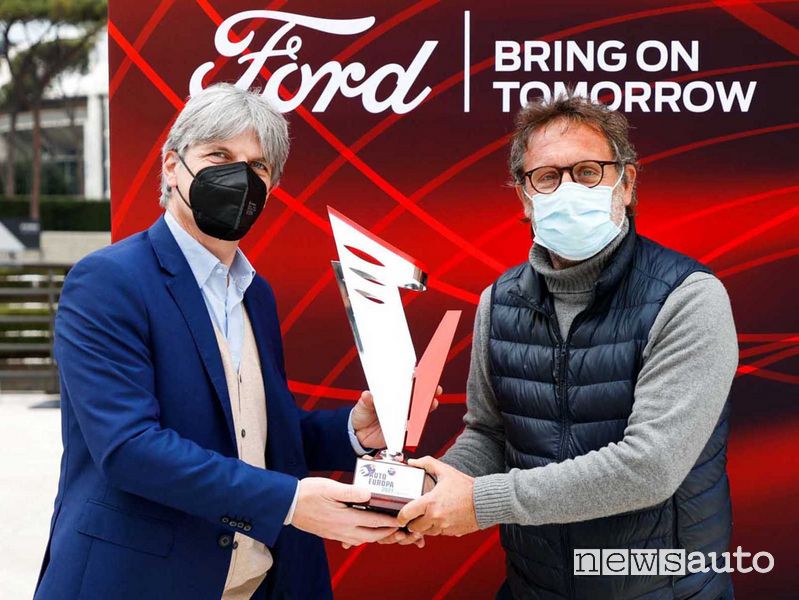 Gaetano Cesarano consegna il primo Auto Europa UIGA a Marco Alù Saffi