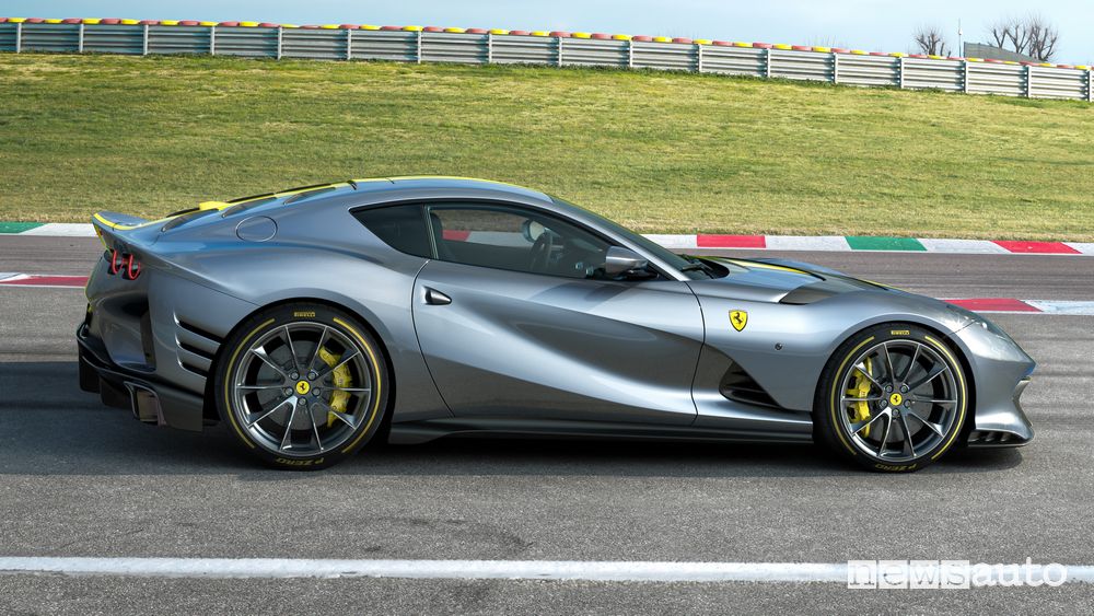 Vista laterale Ferrari 812 Versione Speciale
