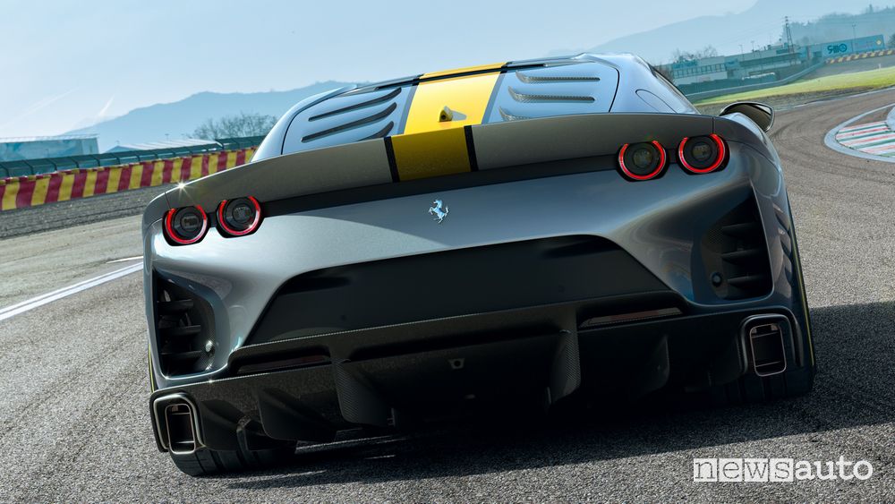 Vista posteriore Ferrari 812 Versione Speciale in pista