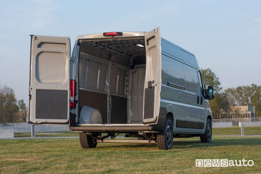 Vista posteriore Fiat e-Ducato elettrico con le portiere posteriori aperte
