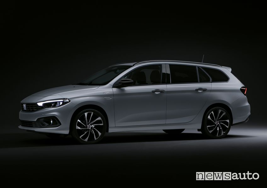 Vista di profilo nuova Fiat Tipo SW City Sport
