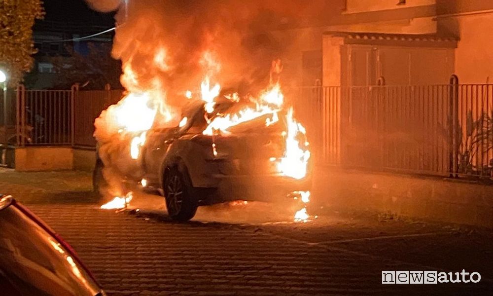 L'incendio della Hyundai Tucson Mild Hybrid avvolta dalle fiamme che ha preso fuoco a Roma