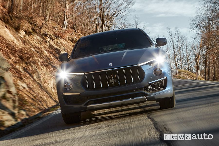 Vista anteriore nuova Maserati Levante Hybrid su strada