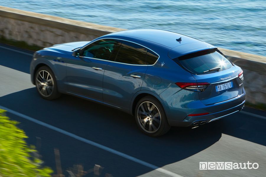 Vista posteriore nuova Maserati Levante Hybrid su strada