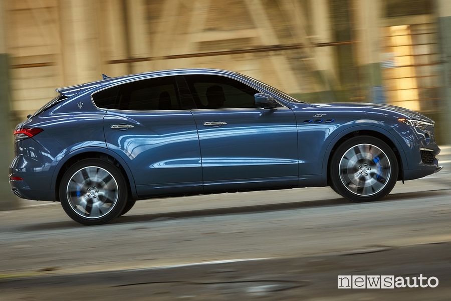 Vista laterale nuova Maserati Levante Hybrid su strada