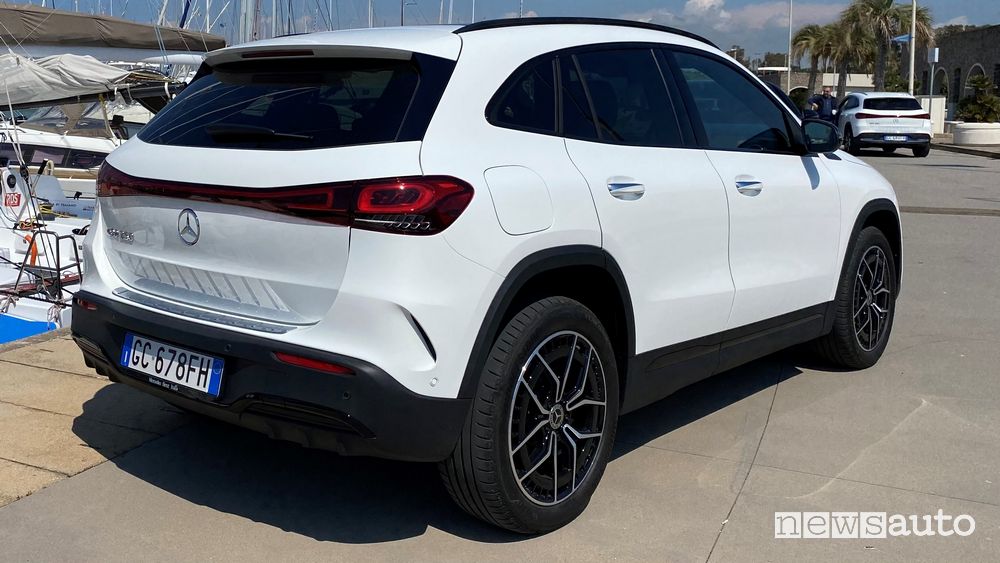 Vista posteriore Merce4des-Benz EQA elettrica bianca