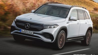 Vista di profilo Mercedes-EQ EQB elettrico su strada
