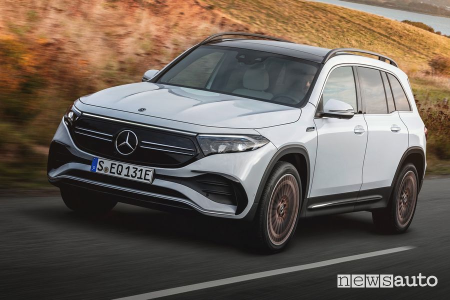 Vista di profilo Mercedes-EQ EQB elettrico su strada