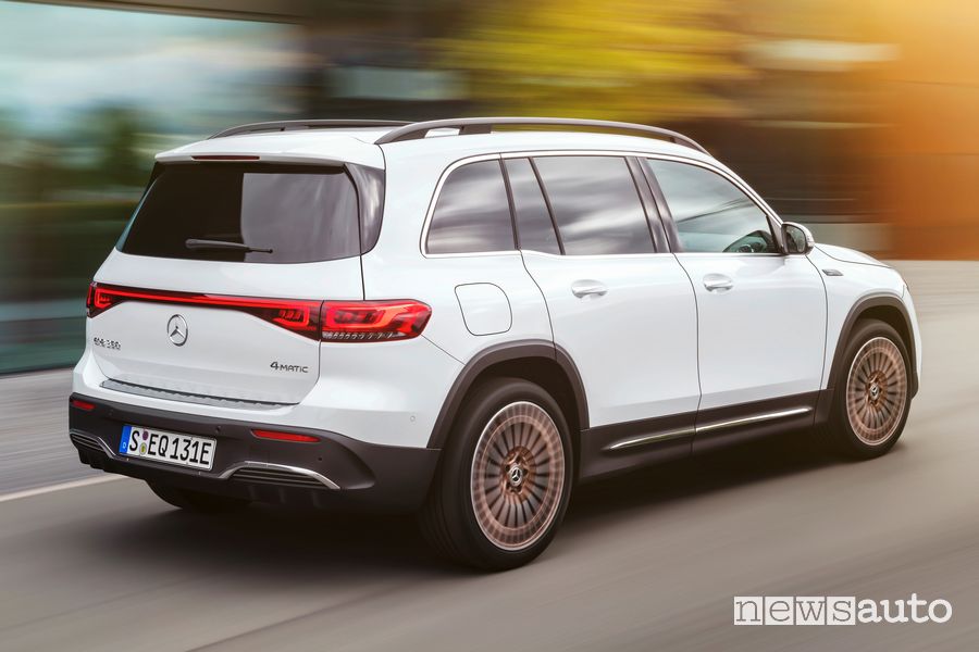 Vista posteriore Mercedes-EQ EQB elettrico su strada