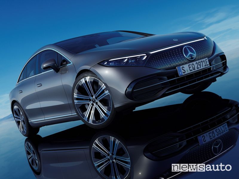 Vista di profilo Mercedes-EQ EQS 450+ elettrica