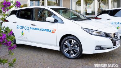 Vista di profilo Nissan Leaf della Guardia Costiera
