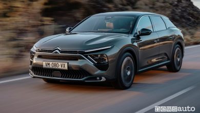 Vista di profilo nuova Citroën C5 X ë-hybrid su strada