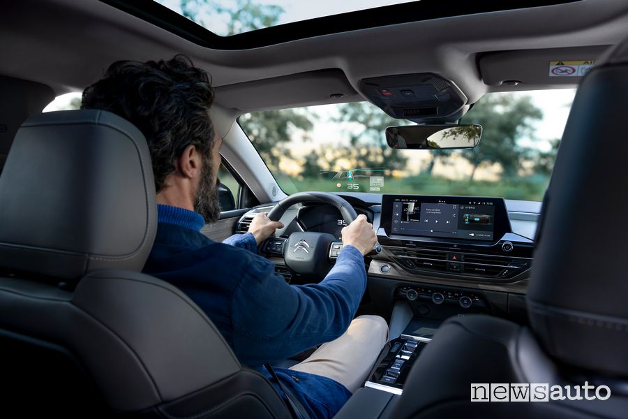 Extended Head Up Display abitacolo nuova Citroën C5 X ë-hybrid