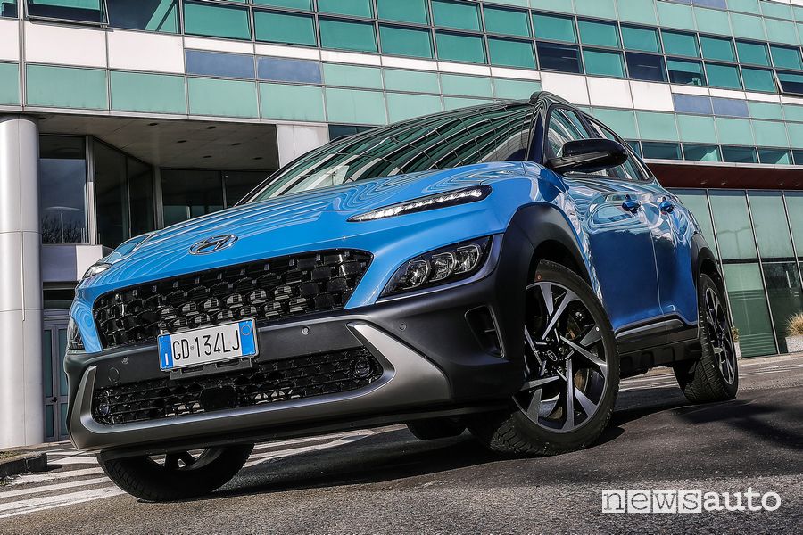 Vista di profilo nuova Hyundai Kona