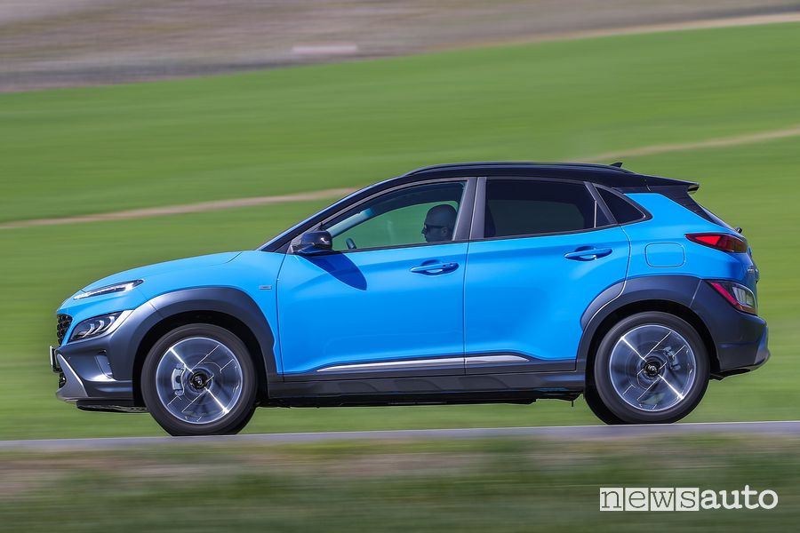 Vista laterale nuova Hyundai Kona su strada