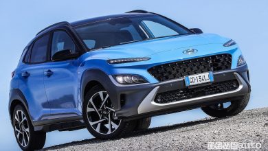 Vista di profilo nuova Hyundai Kona