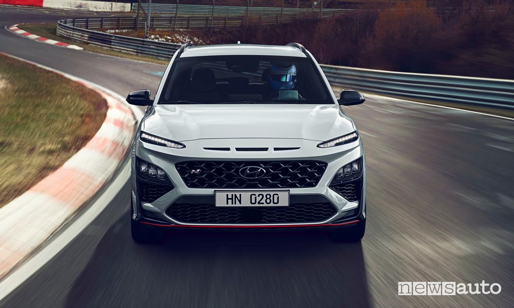 Vista anteriore nuova Hyundai Kona N in pista al Nürburgring