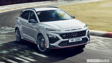 Vista di profilo nuova Hyundai Kona N in pista al Nürburgring