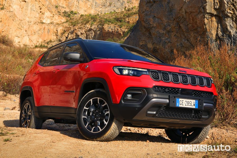 Vista di profilo Jeep Compass Trailhawk 4xe sullo sterrato
