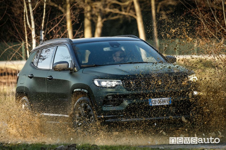 Vista di profilo Jeep Compass 80th Anniversary 4xe sullo sterrato