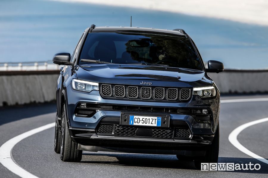Vista anteriore Jeep Compass 80th Anniversary su strada