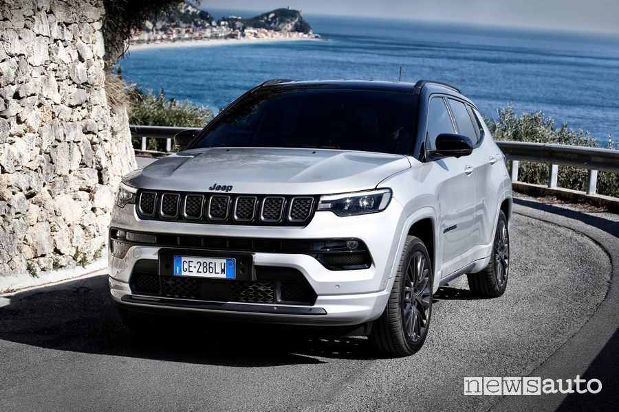 Vista di profilo Jeep Compass S 4xe su strada