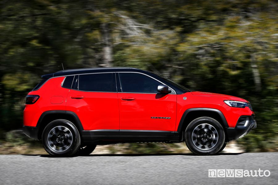Vista laterale Jeep Compass Trailhawk 4xe 2022 in movimento