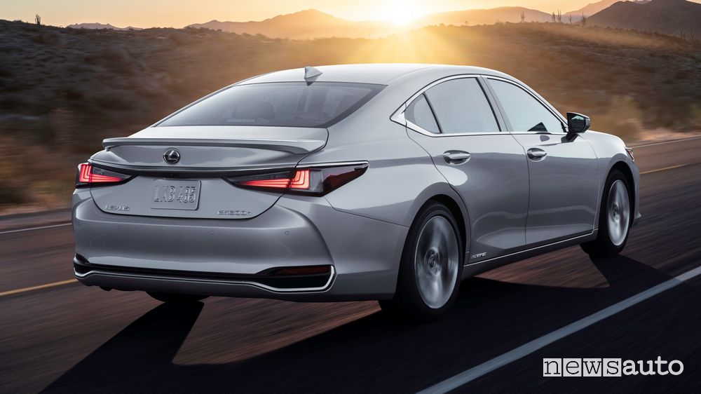 Vista posteriore nuova Lexus ES su strada