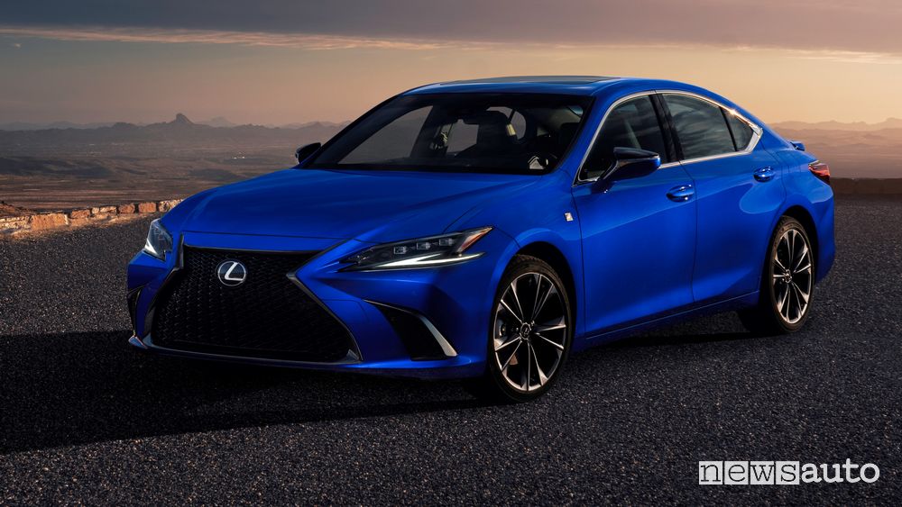 Vista di profilo nuova Lexus ES F-Sport