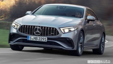 Vista di profilo Mercedes-AMG CLS 53 4MATIC+ su strada