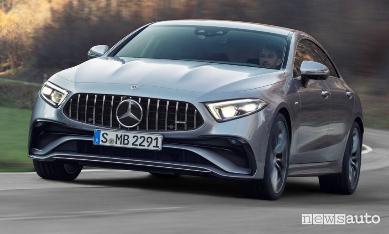 Vista di profilo Mercedes-AMG CLS 53 4MATIC+ su strada