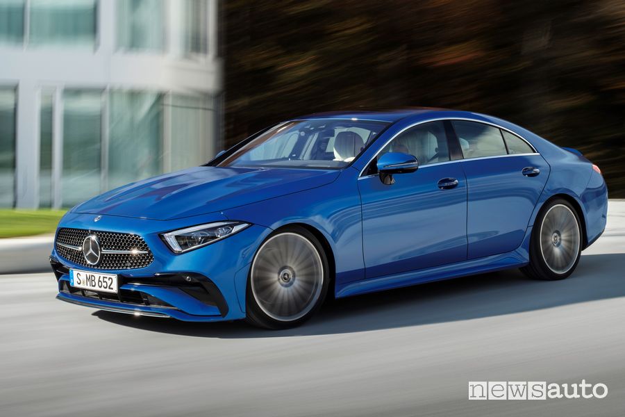 Vista di profilo Mercedes-Benz CLS Coupé su strada