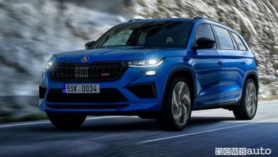 Vista di profilo nuova Skoda Kodiaq RS su strada