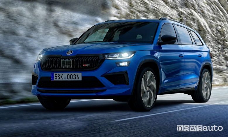 Vista di profilo nuova Skoda Kodiaq RS su strada