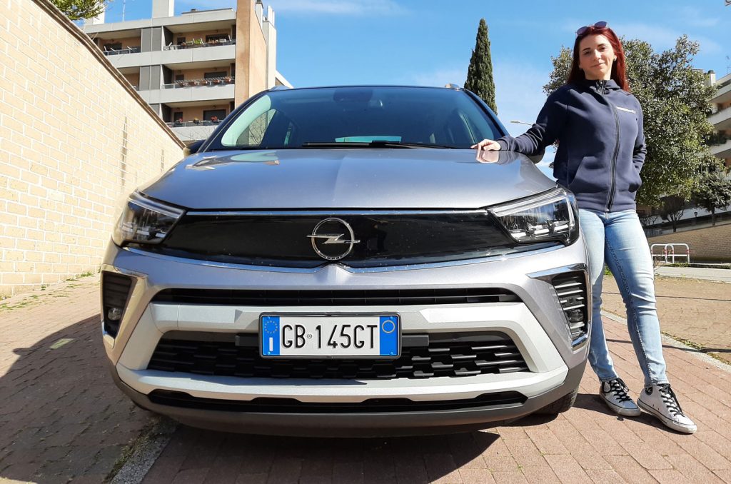 Carlotta Mancini tester Newsauto durante la prova della nuova Opel Crossland