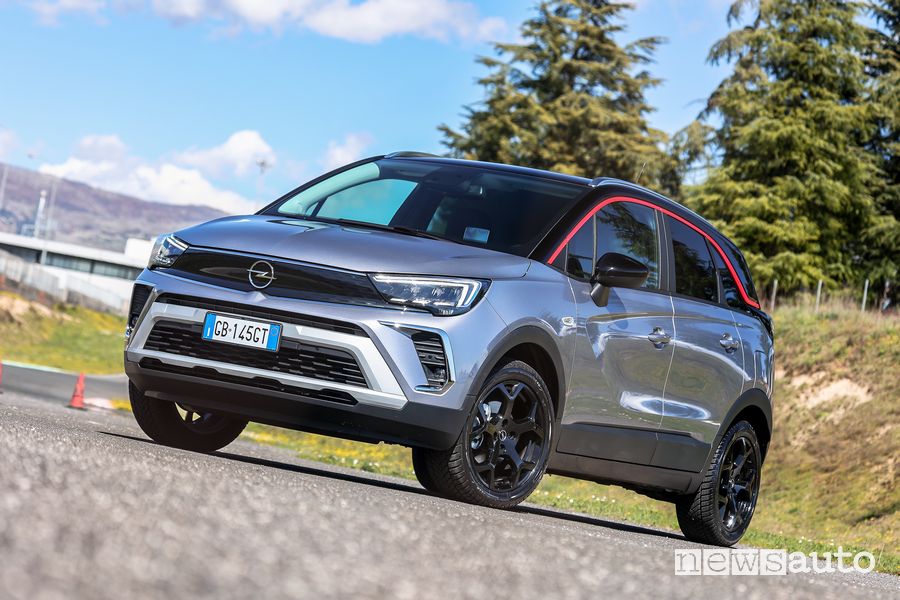 Vista di profilo Opel Crossland