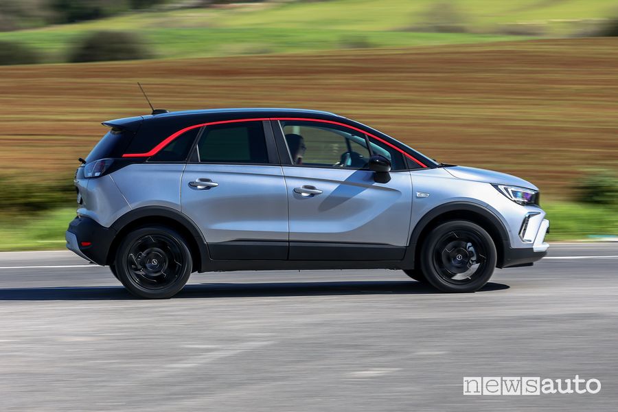 Vista laterale Opel Crossland nella prova su strada