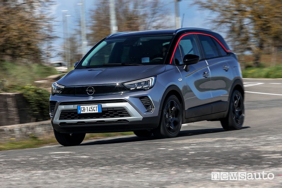 Vista di profilo Opel Crossland nella prova su strada