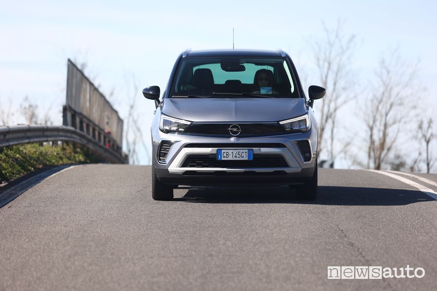 Vista frontale Opel Crossland nella prova su strada